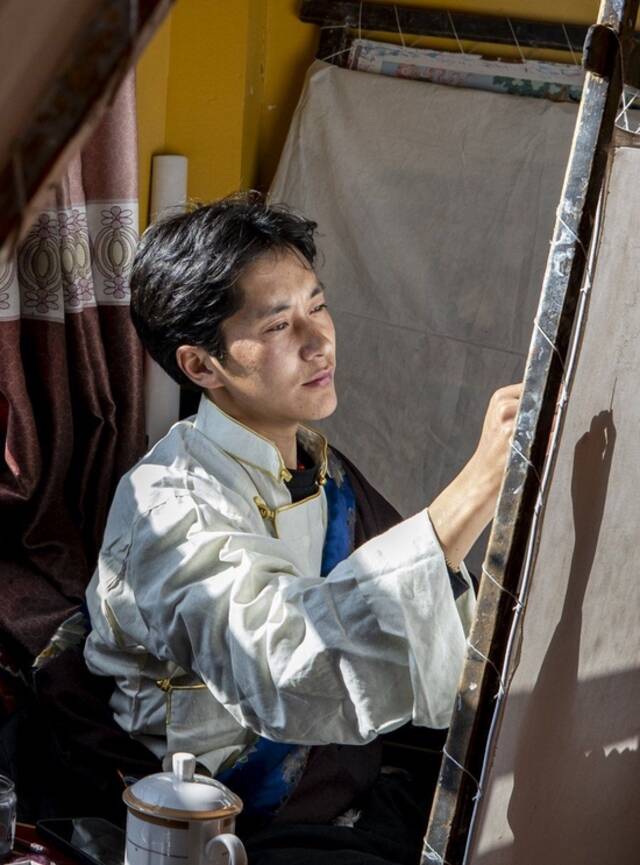 图为3月10日，在日喀则市恰嘉钦默职业技能培训学校，学生在练习唐卡绘画。新华社记者孙非摄