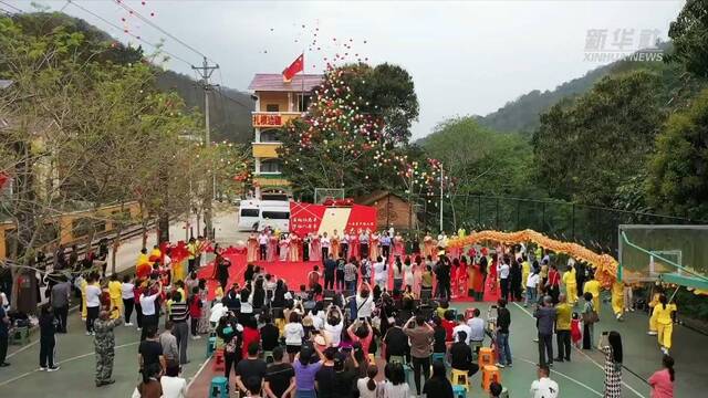 中越游客打卡边境幸福村八条半