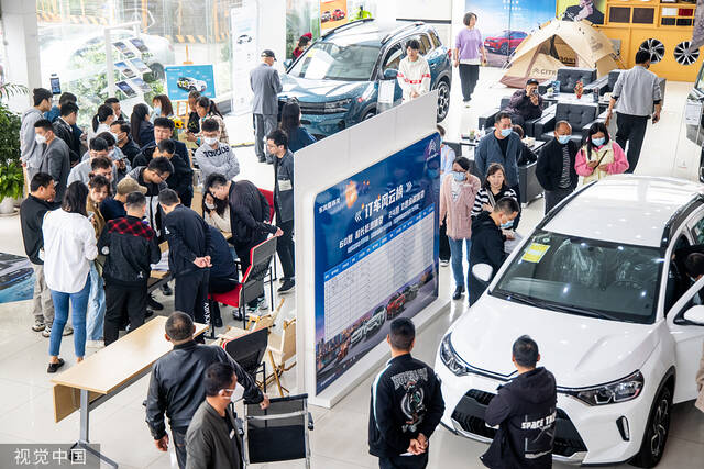 2023年3月8日，武汉经开区某雪铁龙4S店，前来看车买车的顾客络绎不绝。视觉中国图
