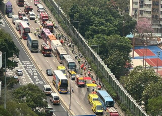 香港发生一起5车相撞交通事故，初步统计75人受伤