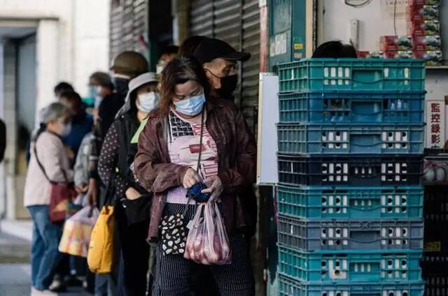 岛内民众排队购买鸡蛋资料图图片来源：台湾中时新闻网