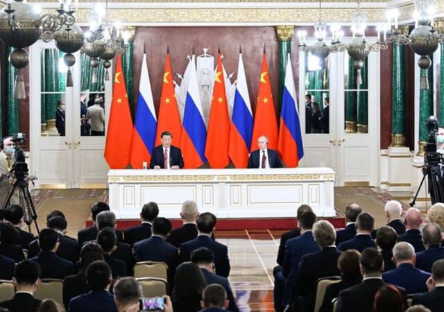 当地时间3月21日下午，国家主席习近平在莫斯科克里姆林宫同俄罗斯总统普京举行会谈。这是会谈后，两国元首共同会见记者。新华社记者申宏摄