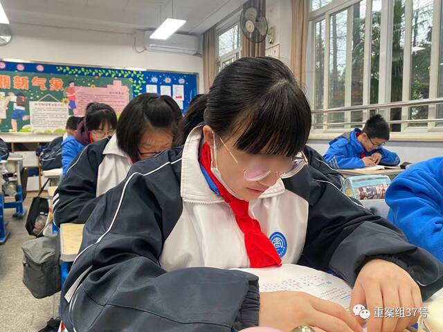 学生们上晚自修。受访者供图