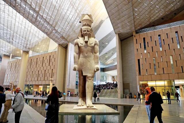大埃及博物馆内的拉美西斯二世雕像。本版图/新华