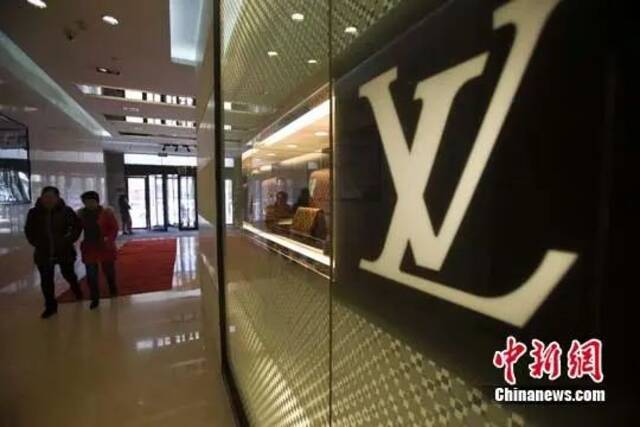 民众从LV门店前经过。中新社记者张云摄