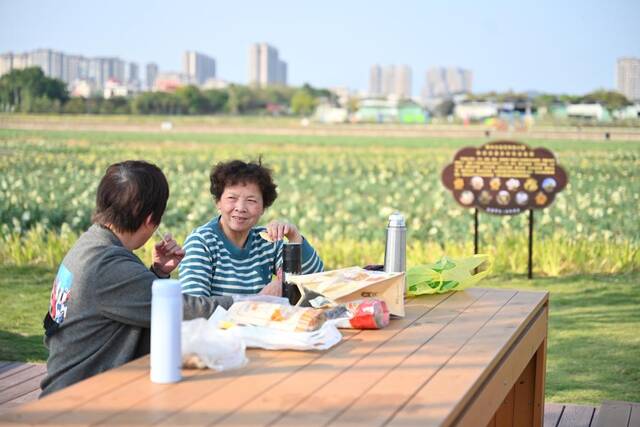 3月1日，游客在水仙花海公园赏花并品尝美食。新华社记者周义摄