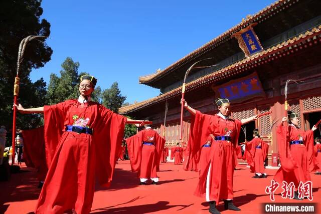 身着传统汉礼服的乐舞生在纪念孔子诞辰2568周年典礼上表演。郭海鹏摄