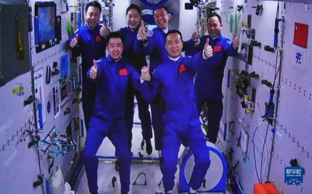 2022年11月30日在酒泉卫星发射中心拍摄的神舟十五号航天员乘组与神舟十四号航天员乘组太空合影的画面。新华社记者郭中正摄