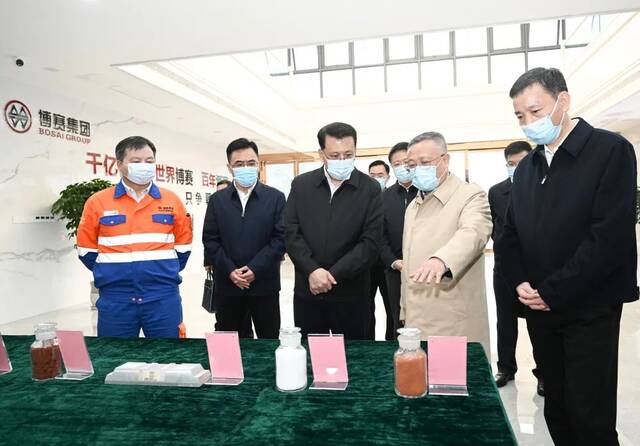 3月22日，在九龙万博新材料科技有限公司，袁家军了解企业发展情况。（来源：重庆日报）