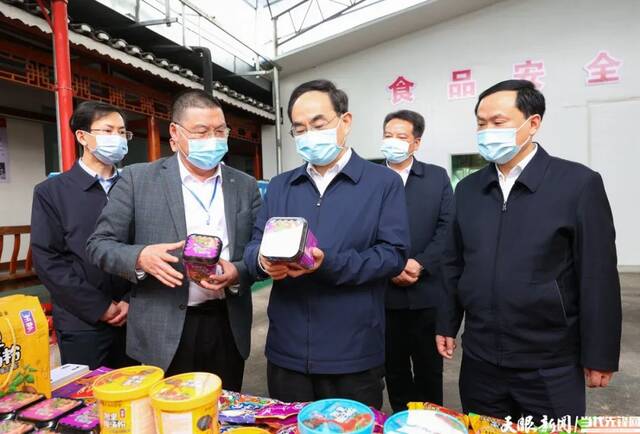 徐麟在麻江县明洋食品有限公司考察。（来源：天眼新闻）