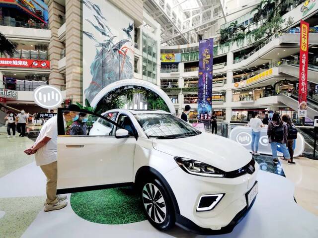 2020年11月1日，威马汽车在广东广州一商场的纯电SUV车型展示。图/IC