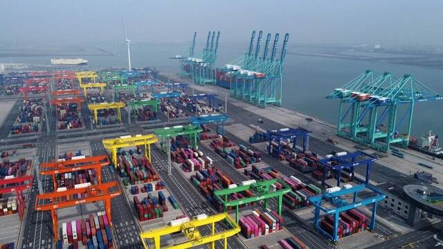天津港“智慧零碳”码头图片来源：新华社