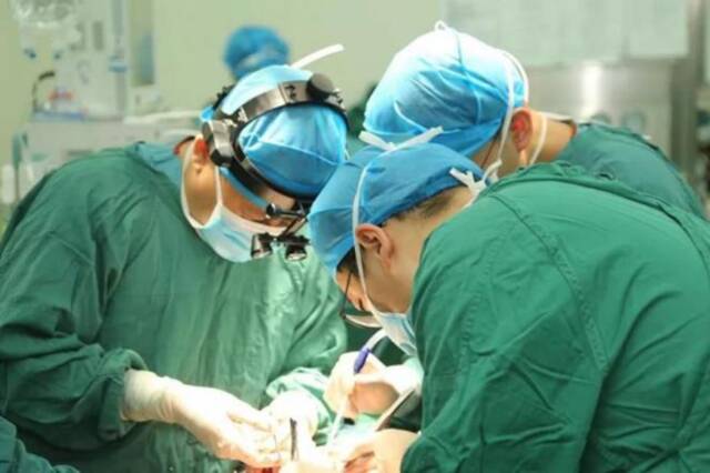 肾脏移植手术需要多位外科医生配合。中国科学技术大学附属第一医院图