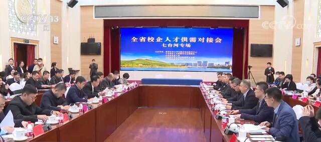 多地高校举办招聘双选会 多举措助力毕业生高质量就业