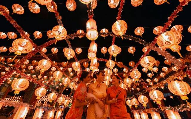 ▲1月20日，游客在泰国北榄府举办的灯笼节上参观。图/新华社