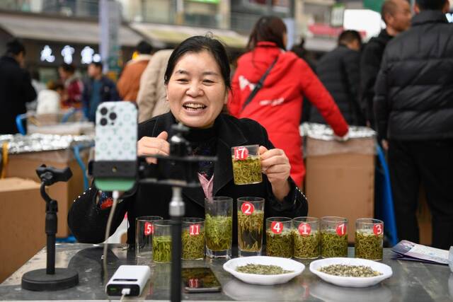 一位茶商在世界茶都茶叶交易市场内进行直播，为网友介绍自家茶叶特色。新华社记者胥冰洁摄