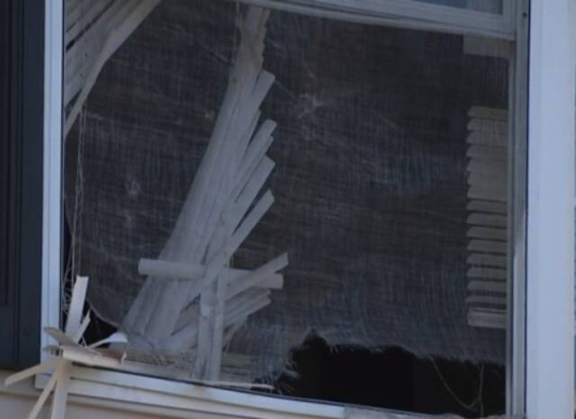 地板坍塌事故发生后的公寓外景照片（美国哥伦比亚广播公司视频截图）