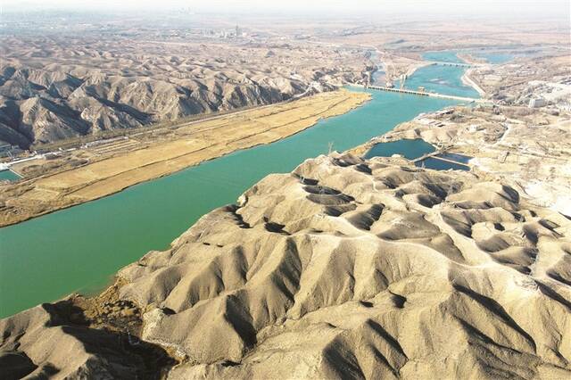 近日，在黄河宁夏青铜峡段，碧绿的河水缓缓流动，水环境质量稳步向好。图片来源：视觉中国