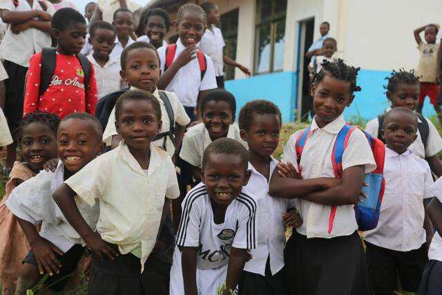 布桑加水电站捐助当地学校孩子们