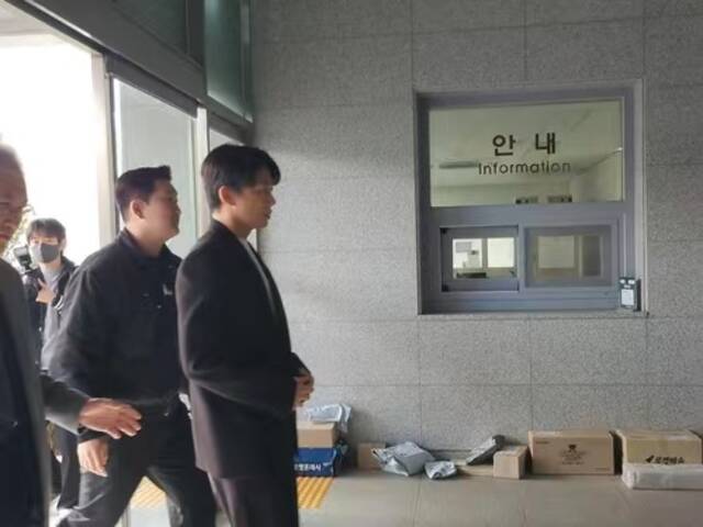 韩媒：涉嫌吸毒韩演员刘亚仁今天以嫌疑人身份到案，接受警方讯问