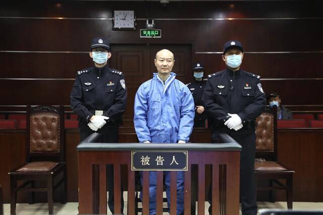 ↑杭州杀妻案被告人许国利庭审现场。