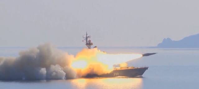 俄海军试射超音速反舰导弹，摧毁日本海上“敌对目标”