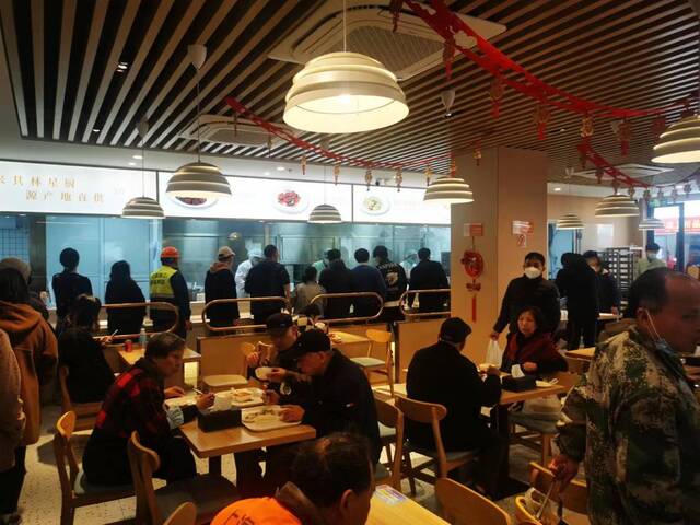 徐虹北路片区“生活盒子”内的社区食堂服务很受居民欢迎。新华社记者郭慕清摄