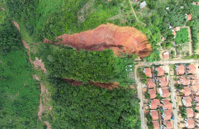 暴雨导致地陷 巴西马拉尼昂州出现“天坑”