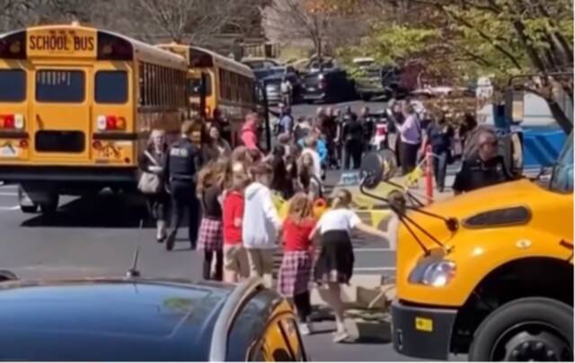 枪击案发生后，孩子们在警察护送下放学回家（美国广播公司视频截图）