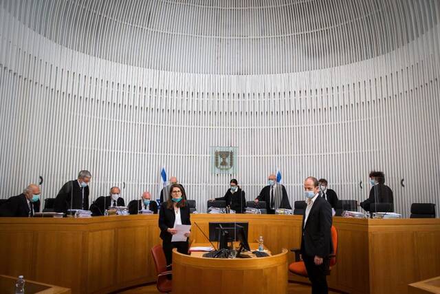 2020年5月4日，以色列最高法院法官在耶路撒冷出席听证会。新华社/基尼图片社
