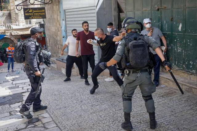  2022年5月29日，在耶路撒冷老城，巴勒斯坦抗议者与以色列警察发生冲突。新华社/基尼图片社