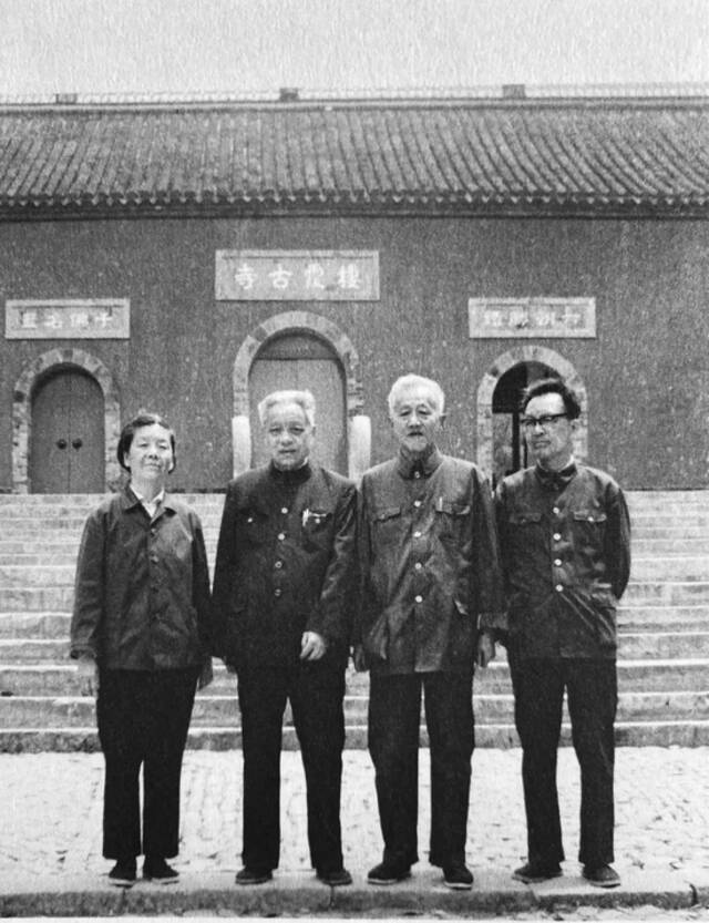 ·编纂《中国古籍善本书目》期间，沈燮元与冀淑英（左一）、顾廷龙（左二）、潘景郑（右二）在南京栖霞山。