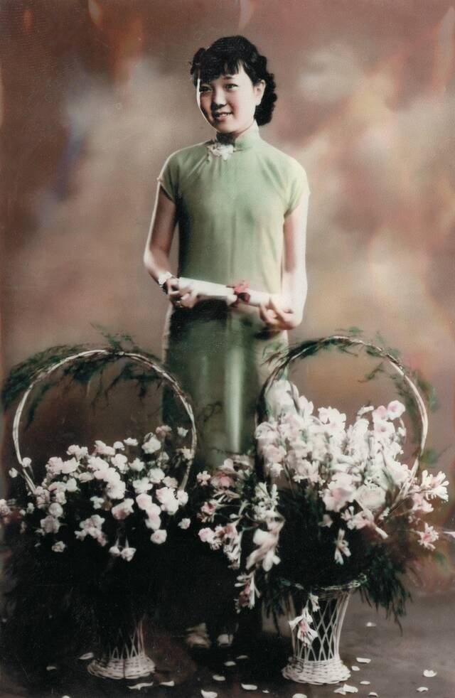 杨苡17岁时自己上色的绿色旗袍照