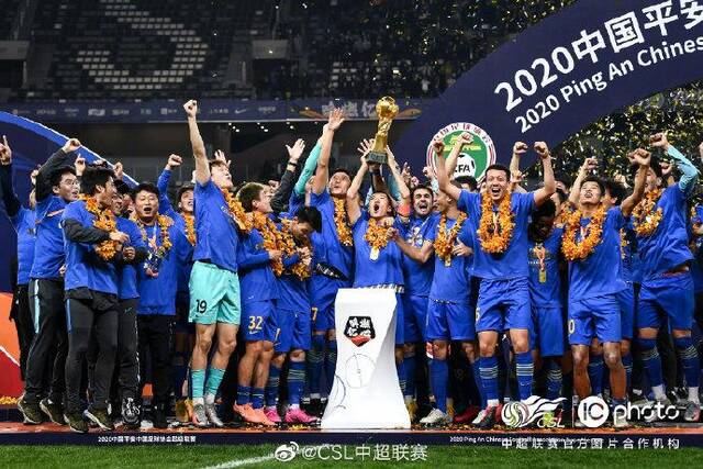 2020赛季，江苏队捧起队史首座中超冠军奖杯，但随后宣布退出。中超联赛/IC photo官方供图