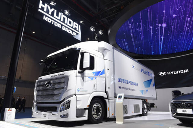 现代汽车在上海进博会上展出的氢燃料电池重卡车（2020年11月6日摄）。新华社记者赵丁喆摄
