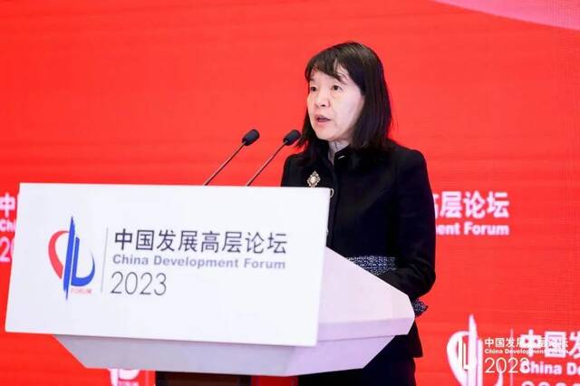 图为肖芸在中国发展高层论坛2023年年会上发表演讲。