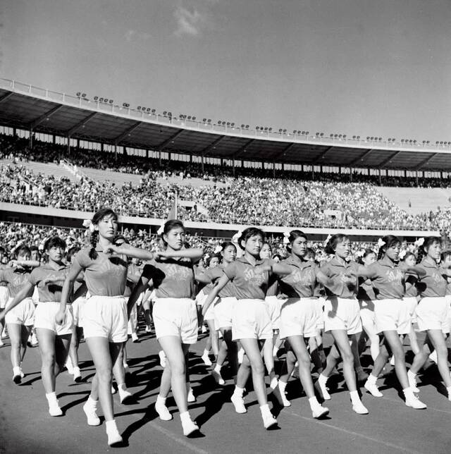 1959年9月13日，首届全运会在北京工体举行开幕式。