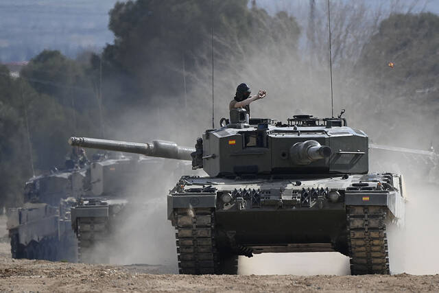 当地时间2023年3月13日，西班牙萨拉戈萨，圣格雷戈里奥训练中心，乌克兰军事人员在德国制造的豹2主战坦克上接受装甲机动训练。