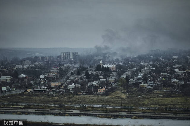 当地时间2023年3月26日，顿涅茨克地区，乌克兰军队与俄罗斯军队激战的巴赫穆特，烟雾从建筑物中升起。本文图均为视觉中国图