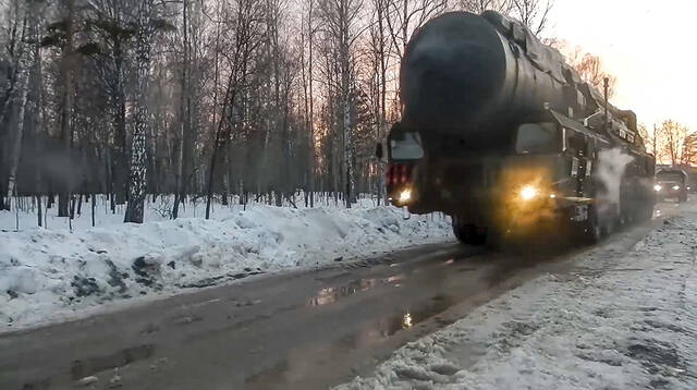 当地时间2023年3月29日，俄罗斯，俄罗斯武装部队的“亚尔斯”洲际导弹发射车正在一个秘密地点行驶。