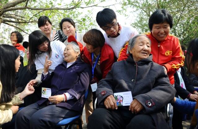 △ 2014年4月12日，在北京丰台区大红门街道石榴园南里社区中心花园广场上，一场居、校联手“践行党的群众路线，关爱行动我先行”的联谊活动，吸引了200多名社区居民倾情参与。