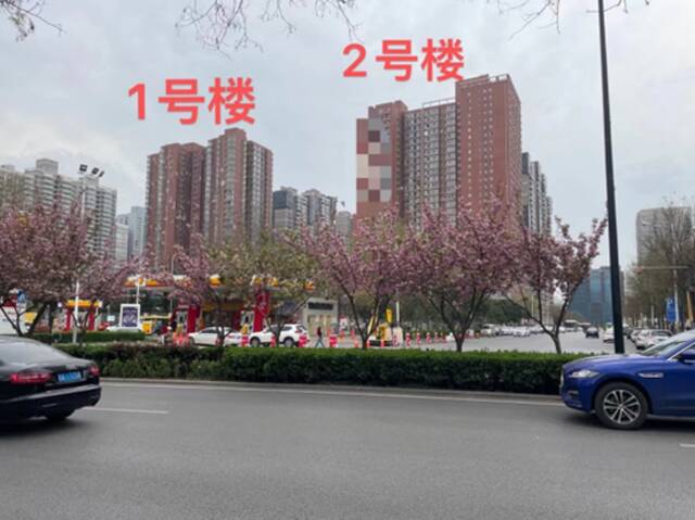 正观新闻记者拍摄的事发地实景，事发地为图中2号楼最右侧（北侧）