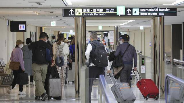 日本千叶，乘坐中国大陆直飞日本航班的旅客抵达成田国际机场。视觉中国资料图