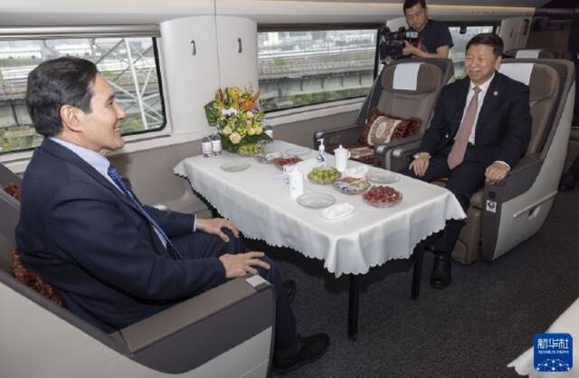 3月31日下午，中共中央台办、国务院台办主任宋涛（右）与马英九先生（左）同乘高铁从武汉赴长沙。新华社记者才扬摄