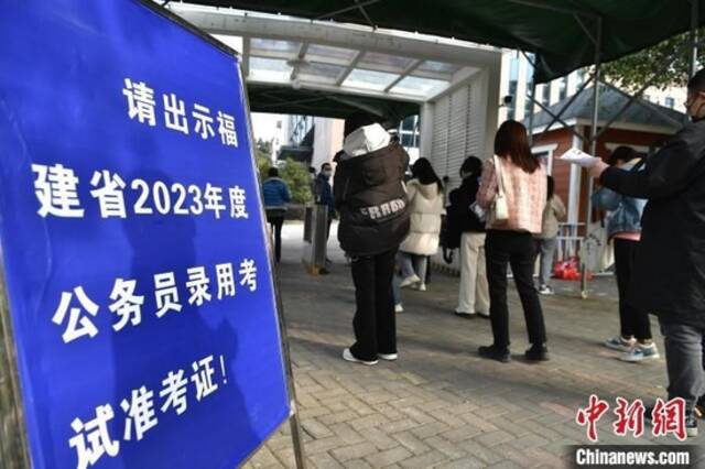 资料图：考生进入福建省2023年度公务员录用考试考点。张斌摄