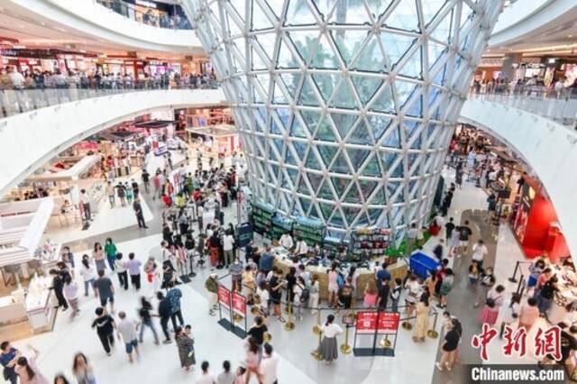 中免集团三亚国际免税城吸引众多顾客前来购物。骆云飞摄