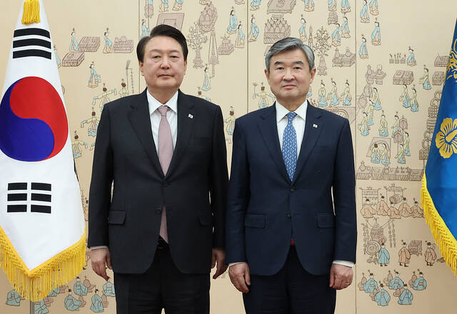 当地时间2023年3月30日，韩国首尔，韩国总统尹锡悦在龙山总统府向新任韩国国家安保室室长赵太庸授予任命状。视觉中国图