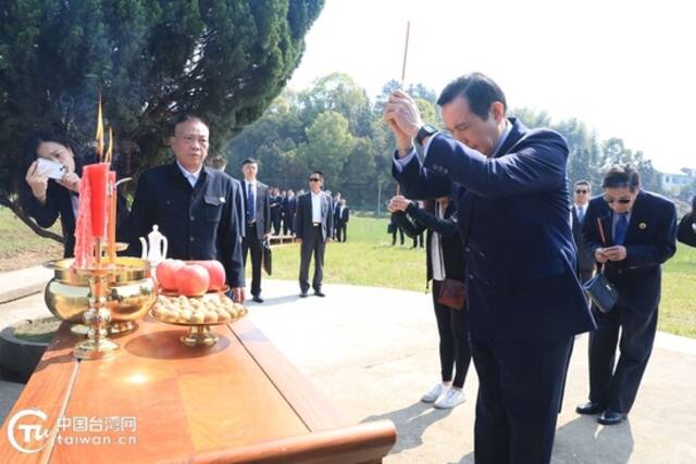 祭祖仪式遵循当地世代承袭的习俗，鸣炮之后，马英九和家人行三上香礼。（中国台湾网尹赛楠摄）