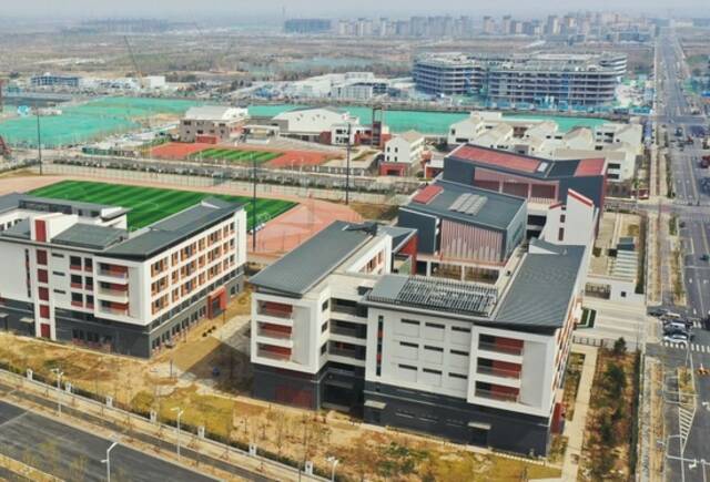北京第四中学雄安校区和史家胡同小学雄安校区（2023年3月26日拍摄，无人机照片）。新华社记者杨世尧摄