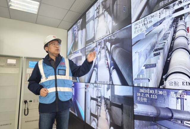工作人员在雄安容东地下管廊监控室工作（2023年3月30日摄）。新华社记者朱旭东摄